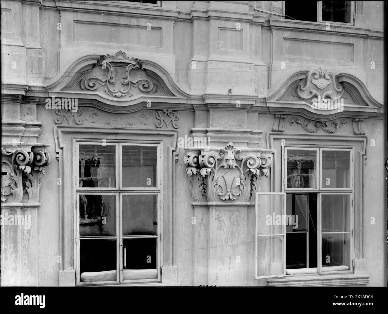Vienne 1, Habsburgergasse (Habsburger Alley) 5, détail de la façade. Deux fenêtres du premier bâton, 1899 - 18990101 PD0542 - Rechteinfo : droits gérés (RM) Banque D'Images