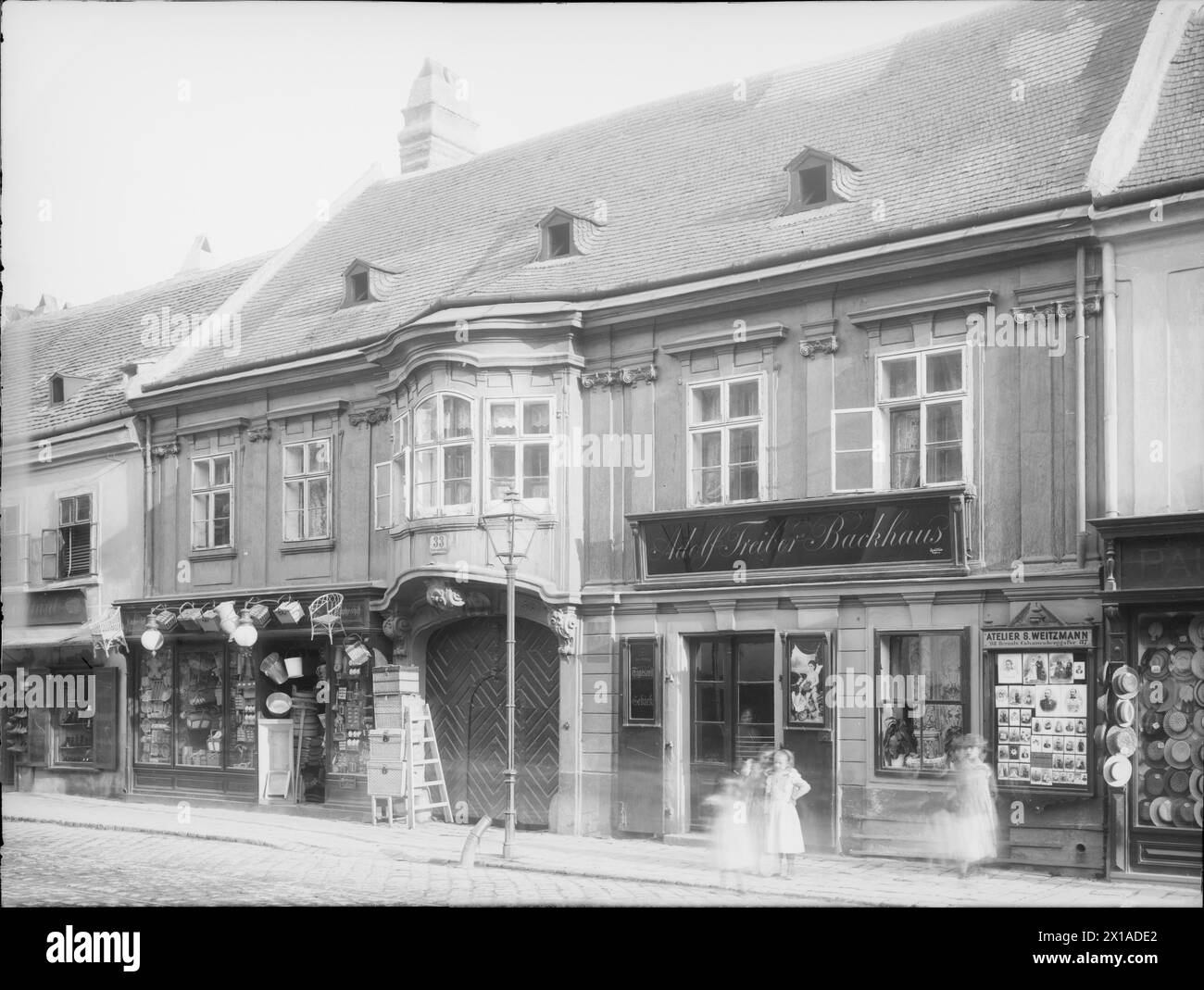 Vienne 16, Neulerchenfelderstrasse (Neulerchenfelder Street) 33, bâtiment baroque avec oriel de saut en avant. Photographie oblique à droite, 1899 - 18990101 PD0604 - Rechteinfo : droits gérés (RM) Banque D'Images