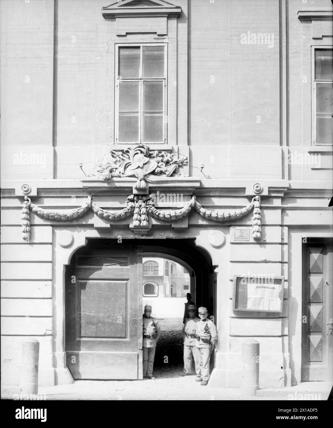 Vienne 9, Alserkaserne (Alser Barracks), 2ème porte : vue de face. Piano à queue droit ouvert, vista dans la cour déclassifier, trois officiers militaires dans la descente debout, 1899 - 18990101 PD0648 - Rechteinfo : droits gérés (RM) Banque D'Images