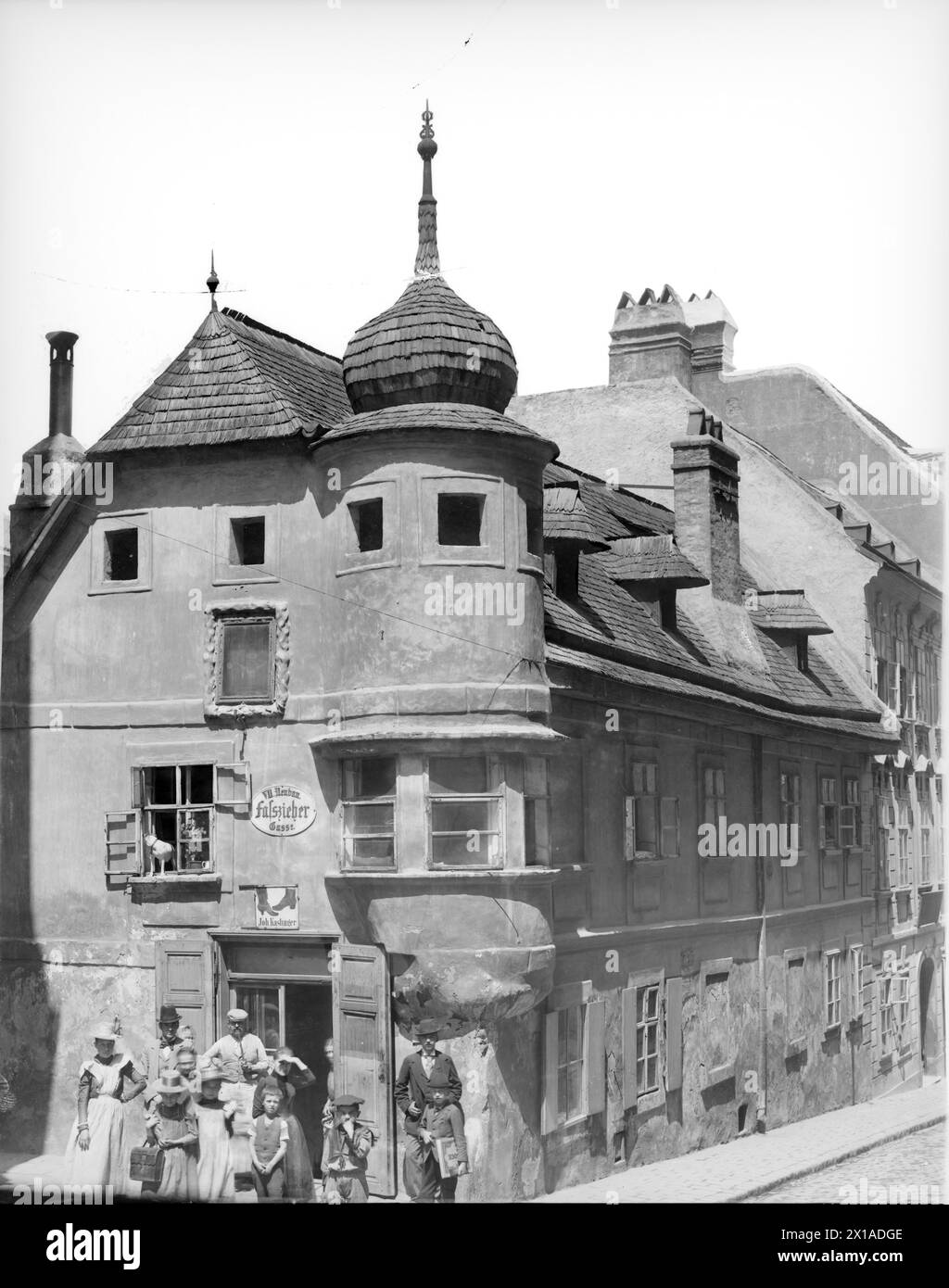 Vienne 7, Fasszieherhaus (Fasszieher House), perspective à travers la Gardegasse (Garde Alley) direction Neustiftgasse (Neustift Alley), 1899 - 18990101_PD0723 - Rechteinfo : droits gérés (RM) Banque D'Images
