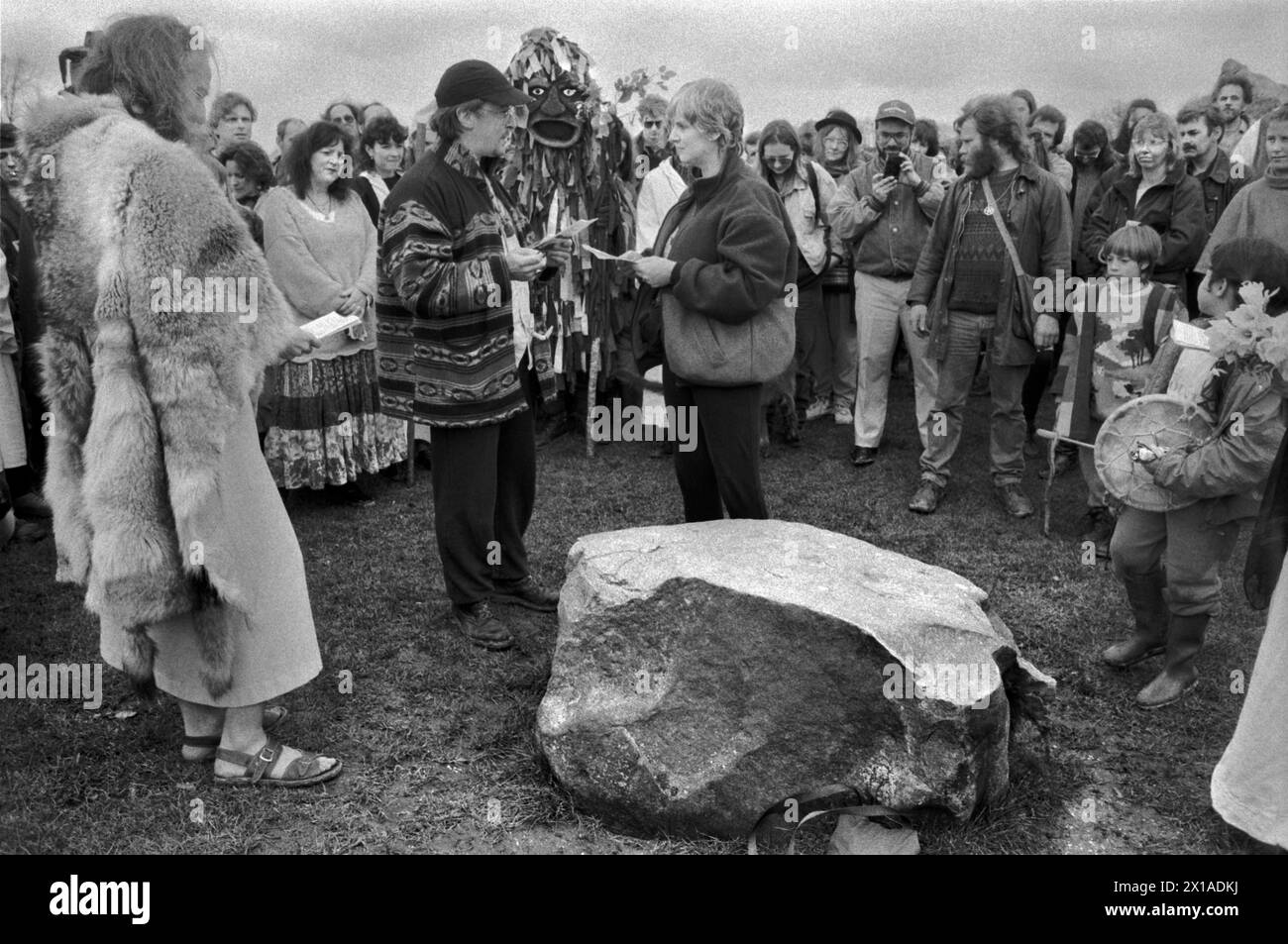 Membres hippie New Age de l'ordre druide britannique lors d'une cérémonie de jeûne de main sur la pierre de l'anneau à Avebury, ceci est un renouvellement de leurs vœux de mariage. Avebury, Wiltshire, Angleterre 1996. Années 1990 UK HOMER SYKES ma ref 9/4989/ Banque D'Images
