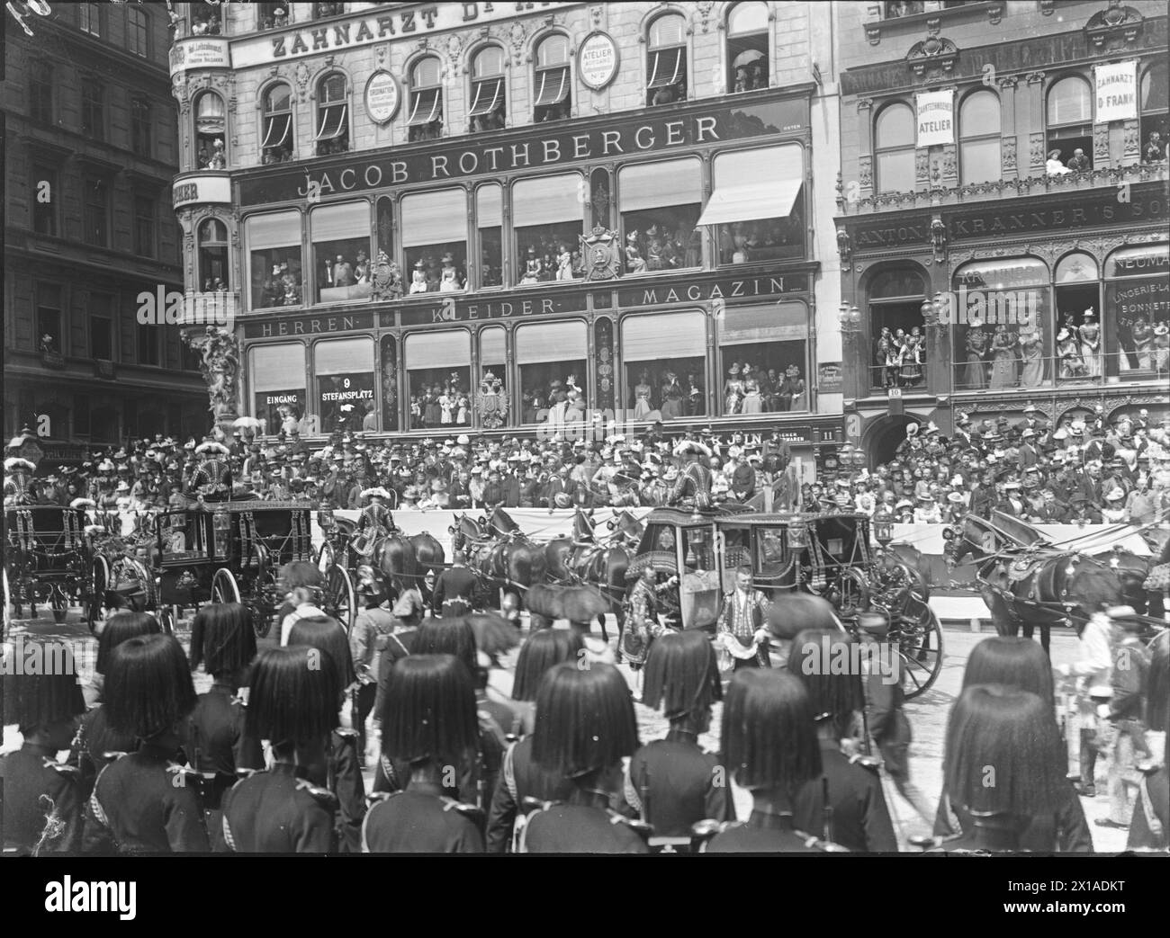 Vienne 1, Stephansplatz (place Stephan), après la conclusion d'un accord de la procession du Corpus Christi. La voiture de gala dans l'attente de l'empereur de nombreux spectateurs, également dans les dépenses du grand magasin Rothberger, 01.06.1899 - 18990601 PD0025 - Rechteinfo : droits gérés (RM) Banque D'Images