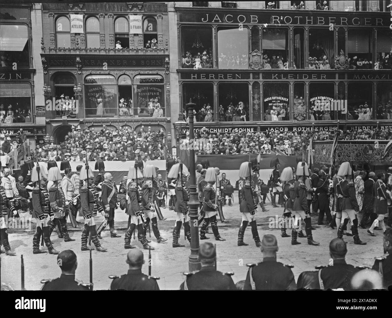 Vienne 1, Stephansplatz (Stephan Square), corpus Christi procession : empereur François Joseph avec le couple de comtes et l'archidukesse François Ferdinand, Otto, Lewis Victor., 01.06.1899 - 18990601 PD0024 - Rechteinfo : droits gérés (RM) Banque D'Images