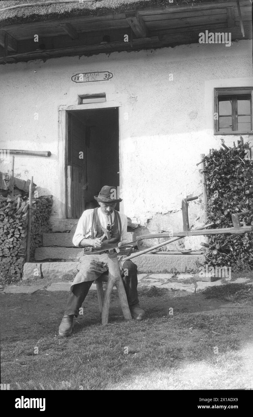 Agriculteur chez Scythe Sharpen, 1900 - 19000101 PD56114 - Rechteinfo : droits gérés (RM) Banque D'Images