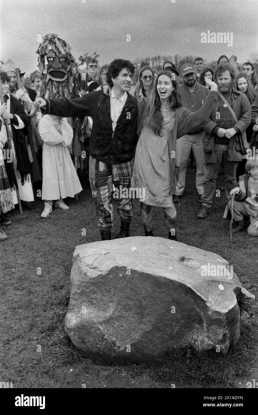 Handfasting UK, le renouvellement de leurs vœux de mariage, ce couple de nouvel âge ainsi que des membres de l'ordre druide britannique et un homme vert célèbrent. Avebury, Wiltshire, Angleterre vers 1996. Avebury est un monument de hengé néolithique contenant trois cercles de pierre. Années 1990 UK HOMER SYKES ma réf 33/4988/ Banque D'Images