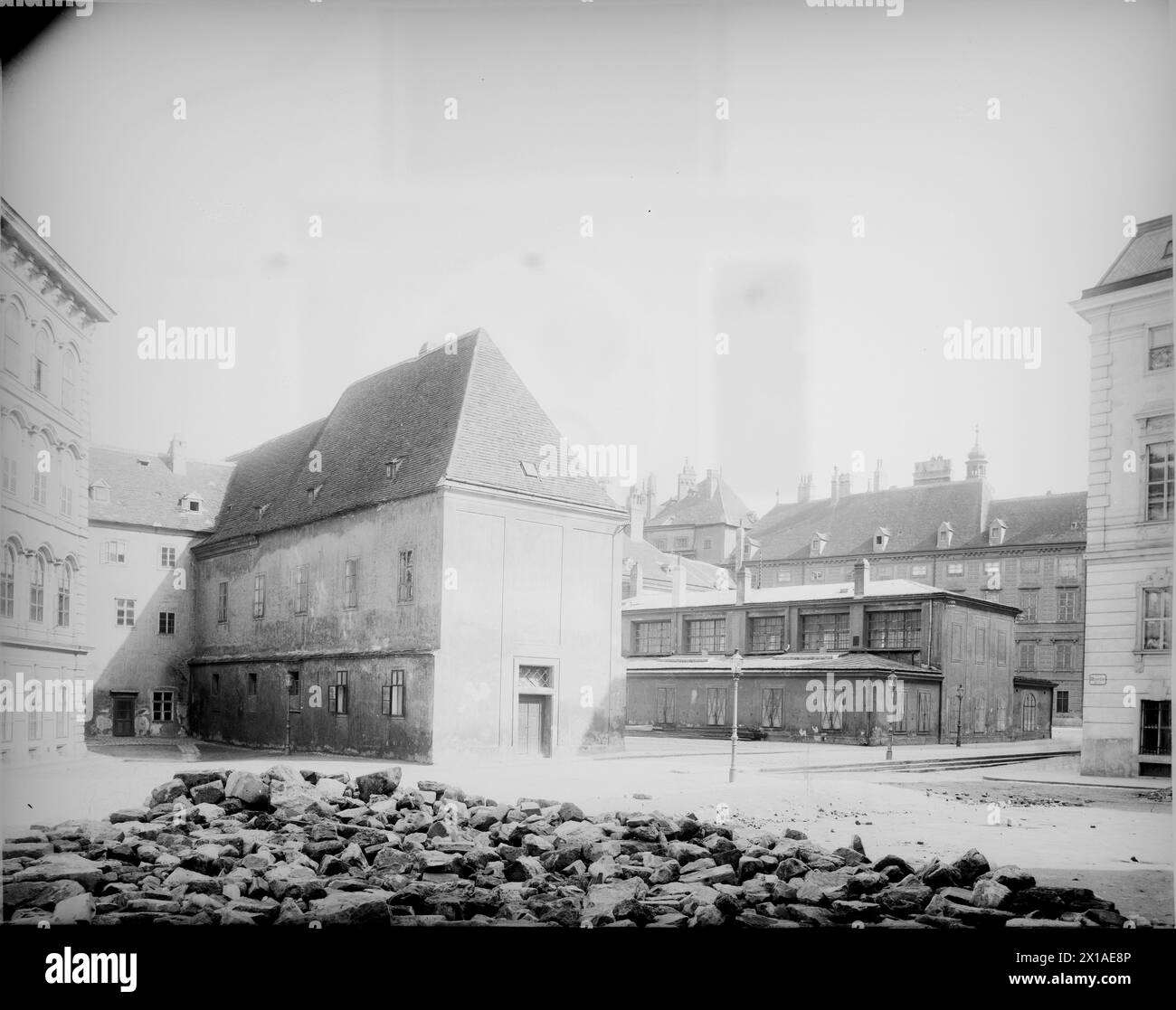 Vienne 1, Kaiserspital (hôpital Kaiser), vue générale à travers la fracture de la maison Regierungsgasse (allée Regierungs) 10 (du nord-ouest) avec le court de tennis réel, à gauche marge de la photo une partie de l'arrière du bâtiment du gouverneur de basse-Autriche, à l'angle droit de la nouvelle maison de la maison, aulic et bureau des archives publiques, 1902 - 19020101 PD0670 - Rechteinfo : droits gérés (RM) Banque D'Images