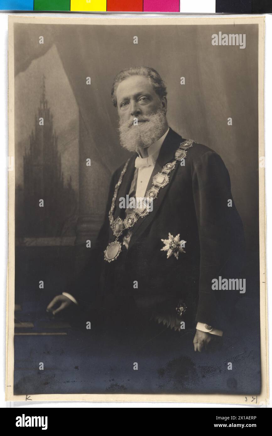 Charles Lueger, avec collier de livrée, avec contour de l'hôtel de ville dans le modèle de fond., 1905 - 19050101 PD1204 - Rechteinfo : Rights Managed (RM) Banque D'Images