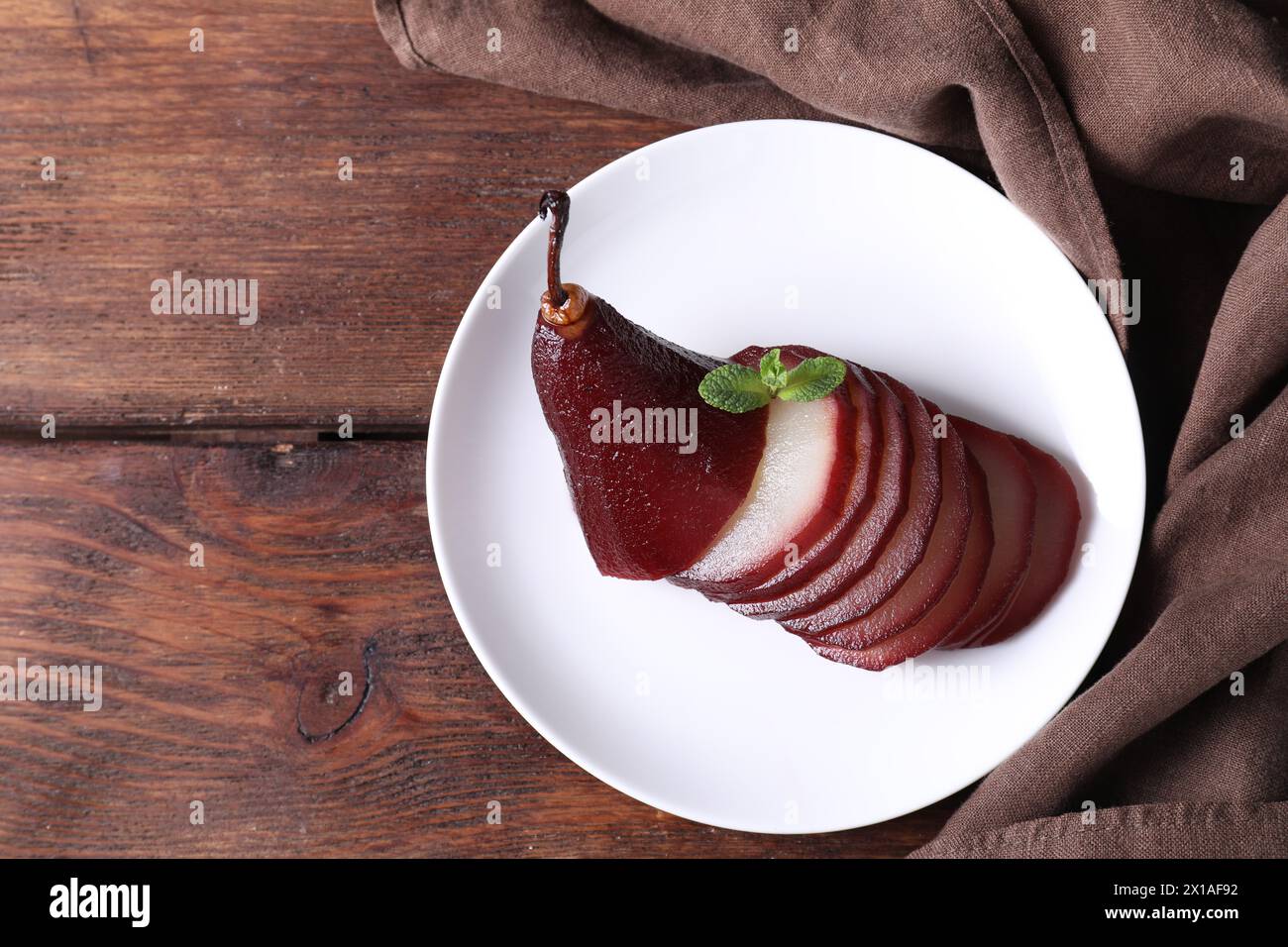 Savoureux vin rouge poché poire sur table en bois, vue de dessus. Espace pour le texte Banque D'Images