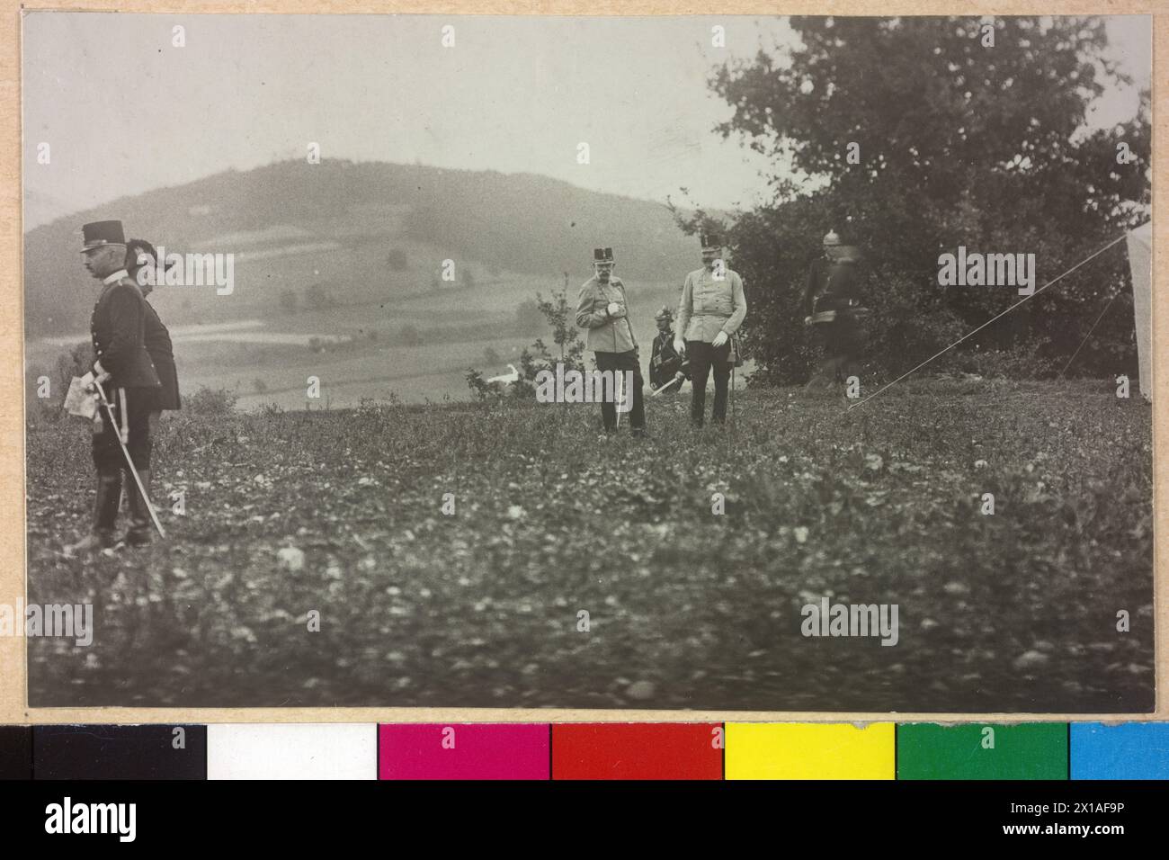 Franz Joseph Ier, empereur d'Autriche et Franz Ferdinand, archiduc d'Autriche, Franz Joseph avec héritier du trône Franz Ferdinand lors d'une inspection sur le champ de manœuvre., 1907 - 19070101 PD3045 - Rechteinfo : droits gérés (RM) Banque D'Images