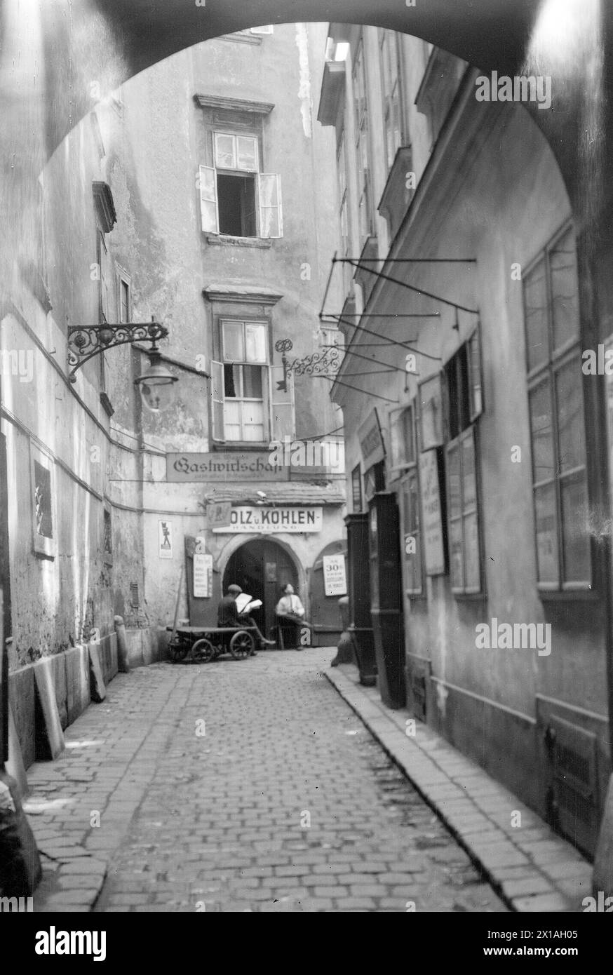 Vienne, 1er arrondissement, Ballgasse (allée de bal), Blcik de la Franziskanerplatz (place Franziskaner) à travers le contrefort volant dans la rue, 1910 - 19100101 PD2987 - Rechteinfo : droits gérés (RM) Banque D'Images