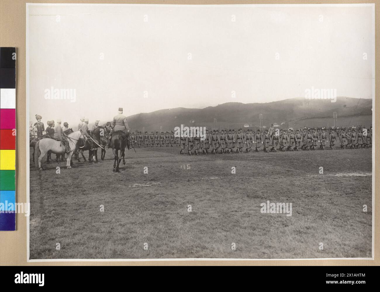 Voyage de François Joseph Ier, empereur d'Autriche, à travers la Bosnie-Herzégovine 30.5.1910 - 3,6.1910, défilé militaire à Sarajevo. Extrait de l'album 'Momentbilder von Sarajevo und Mostar 1910. AUS dem Atelier Fachet, Wien XIX ', 01.06.1910 - 19100601 PD0062 - Rechteinfo : droits gérés (RM) Banque D'Images