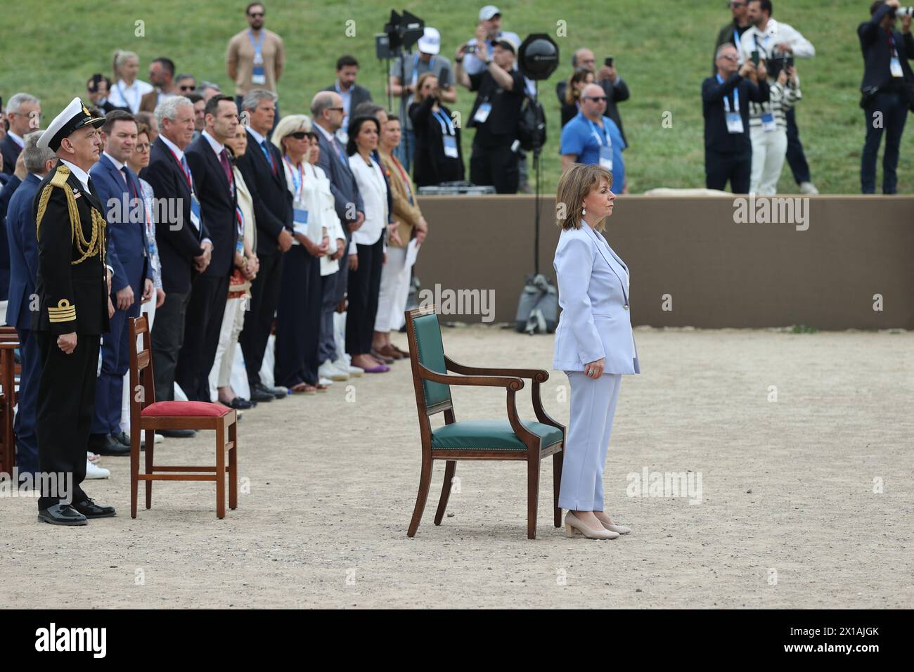 Olympie antique, Grèce. 16 avril 2024. La Présidente de la République hellénique Katerina Sakellaropoulou (1ère R) assiste à la cérémonie olympique d'allumage de la flamme des Jeux Olympiques d'été de Paris 2024 à Olympie antique, Grèce, le 16 avril 2024. Crédit : Zhao Dingzhe/Xinhua/Alamy Live News Banque D'Images