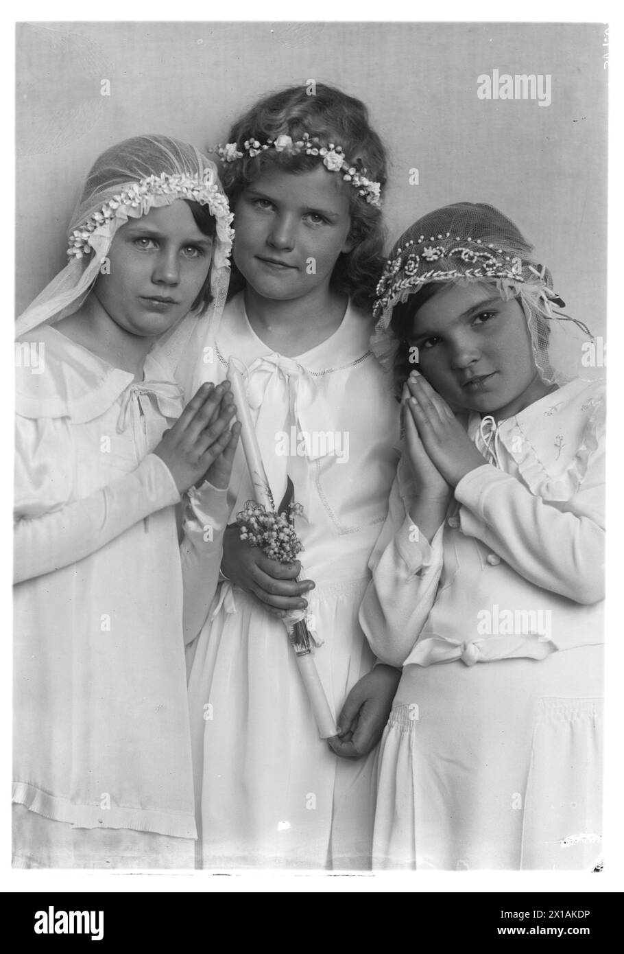 Première communion, trois premiers communicants, deux filles aux mains pliées, une fille à la bougie, 1920 - 19200101_PD14230 - Rechteinfo : droits gérés (RM) Banque D'Images