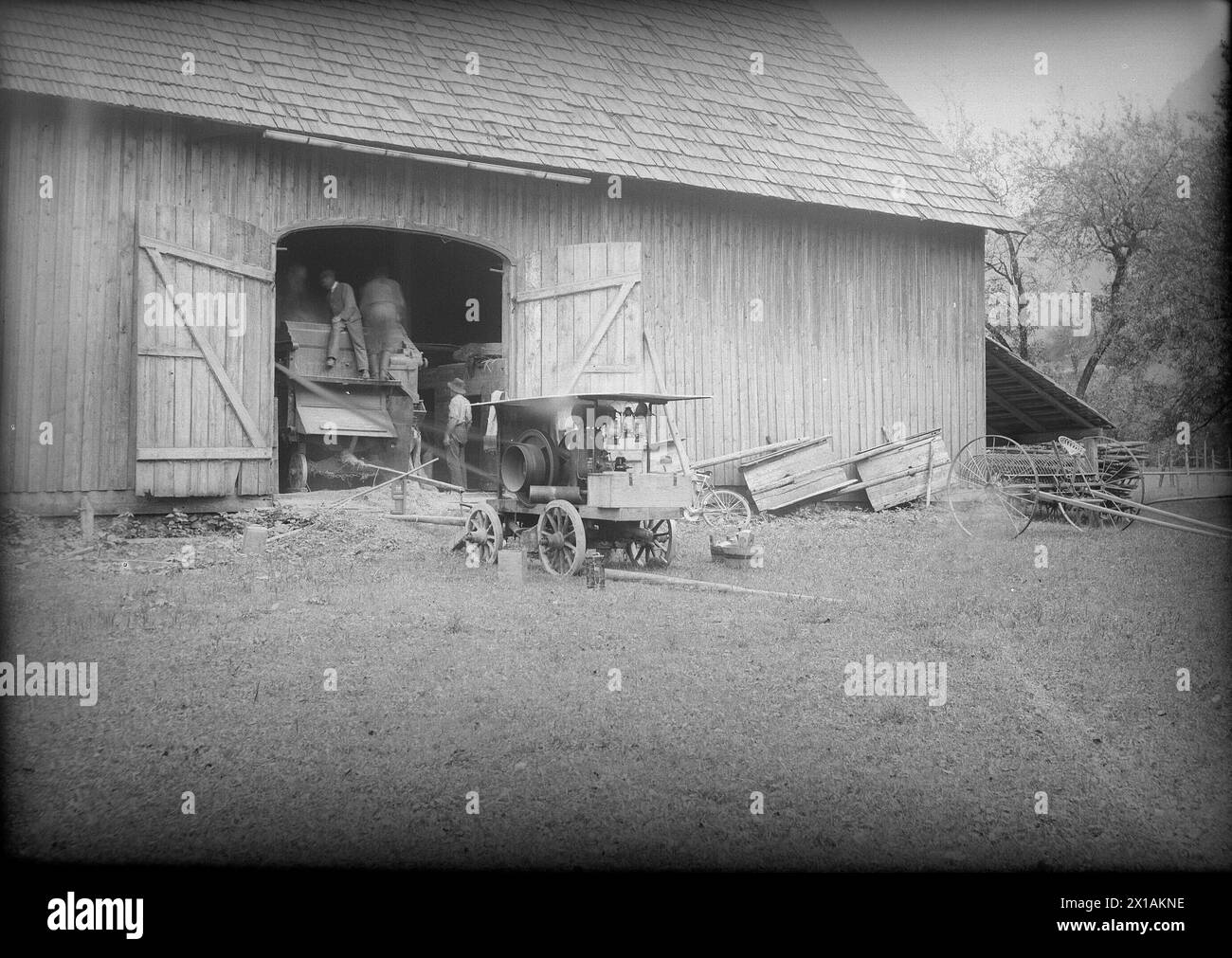 A l'infirmerie de Pyhrn (pic), ferme : grande grange avec batteuse stationnaire, 1920 - 19200101 PD2366 - Rechteinfo : droits gérés (RM) Banque D'Images