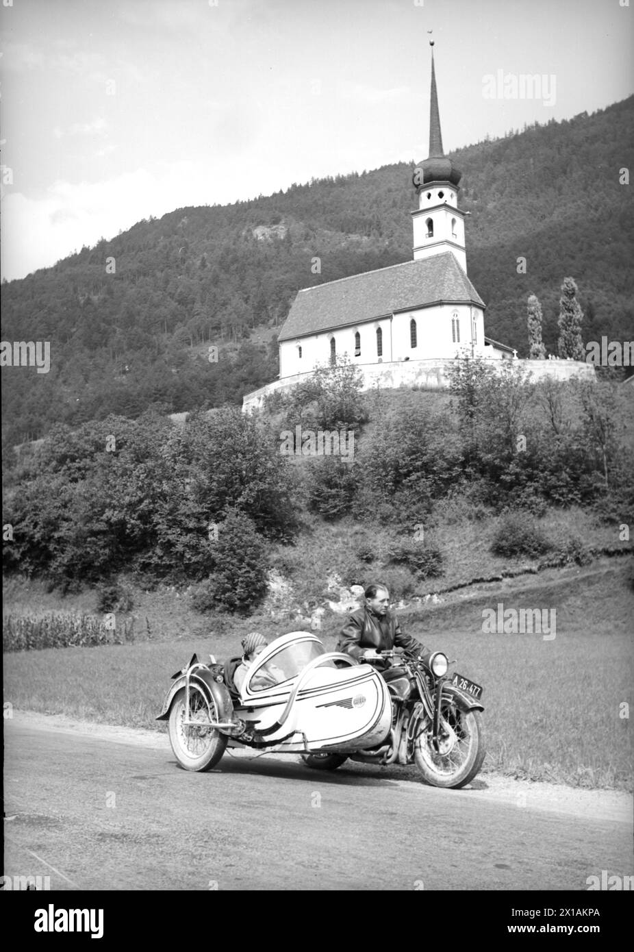 Église paroissiale Saint George à Leiblfing, moto avec side-car dans la rue de Leiblfing, 1920 - 19200101 PD2448 - Rechteinfo : droits gérés (RM) Banque D'Images