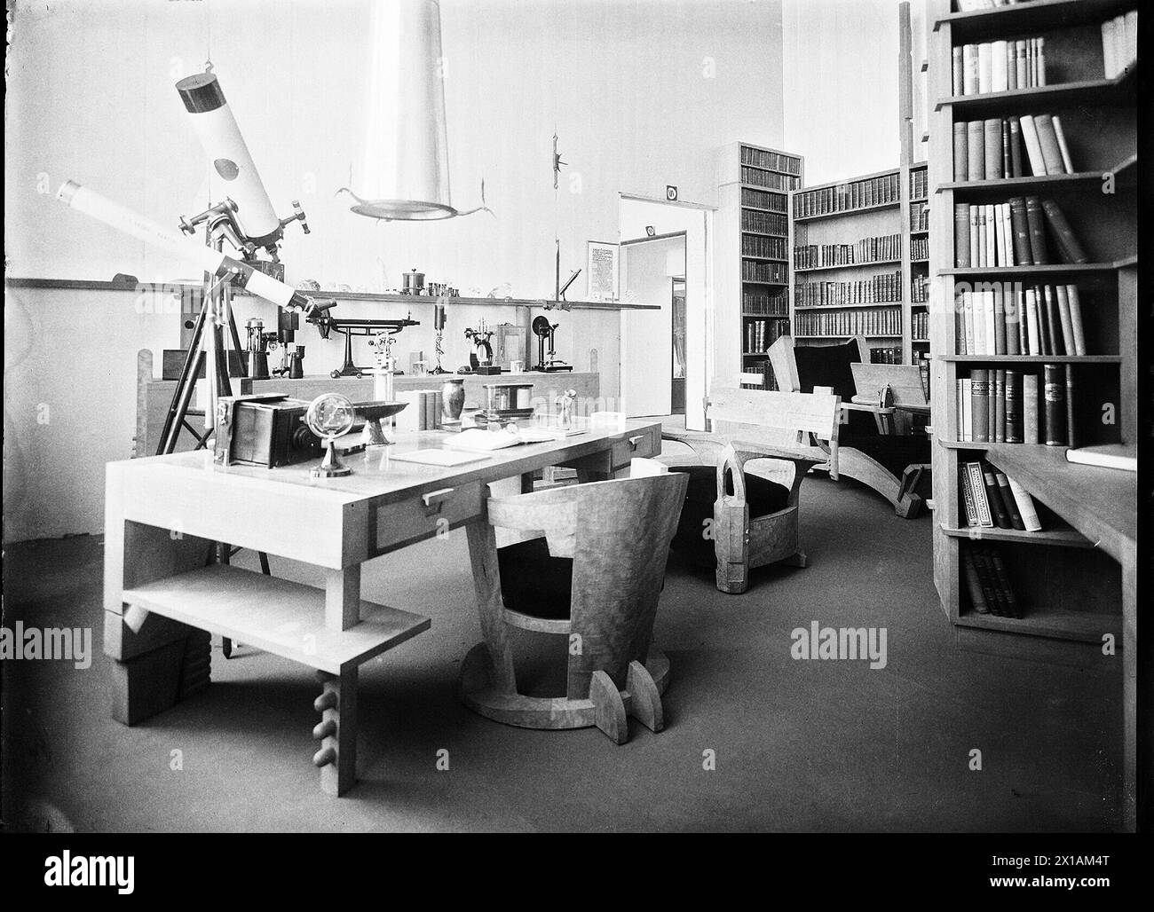 Espace de travail d'un érudit, à concept par Peter Behrens exécution de l'usine de meubles midi. Exposition du musée autrichien des beaux-arts et de l'industrie (aujourd'hui MAK), 1923 - 19230101 PD2440 - Rechteinfo : Rights Managed (RM) Banque D'Images