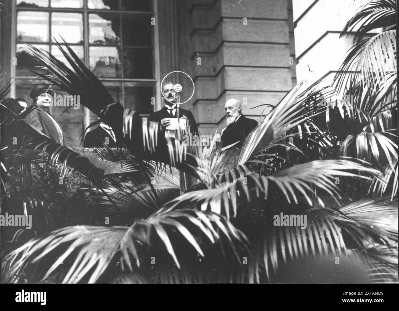 Inauguration de l'exposition 'Frau und Kind' à Vienne, le pédiatre Clemens Pirquet (au milieu) avec le président fédéral Hainisch (à droite),, 1928 - 19280101_PD3289 - Rechteinfo : droits gérés (RM) Banque D'Images