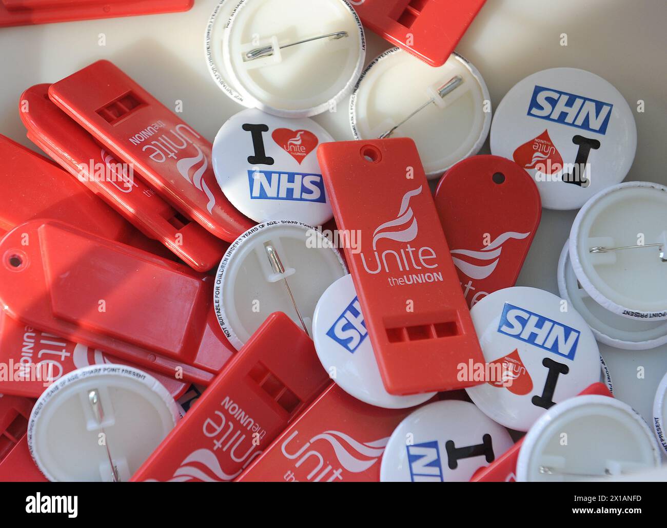 Des sifflets et des boutons de marque NHS et United sont distribués lors d'une marche devant la conférence conservatrice 2013 à Manchester Central. Banque D'Images