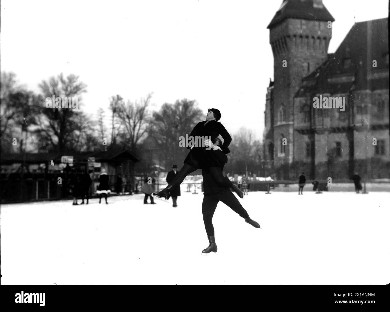 Patinage artistique- Championnat du monde à Budapest, Lilly Scholz et Otto Empereur sur la patinoire dans le petit bois urbain., 1929 - 19290101 PD3525 - Rechteinfo : Rights Managed (RM) Banque D'Images