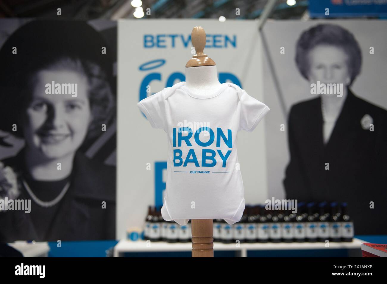 Souvenirs de Margaret Thatcher en vente lors de la conférence conservatrice 2013, tenue à Manchester Central. Banque D'Images