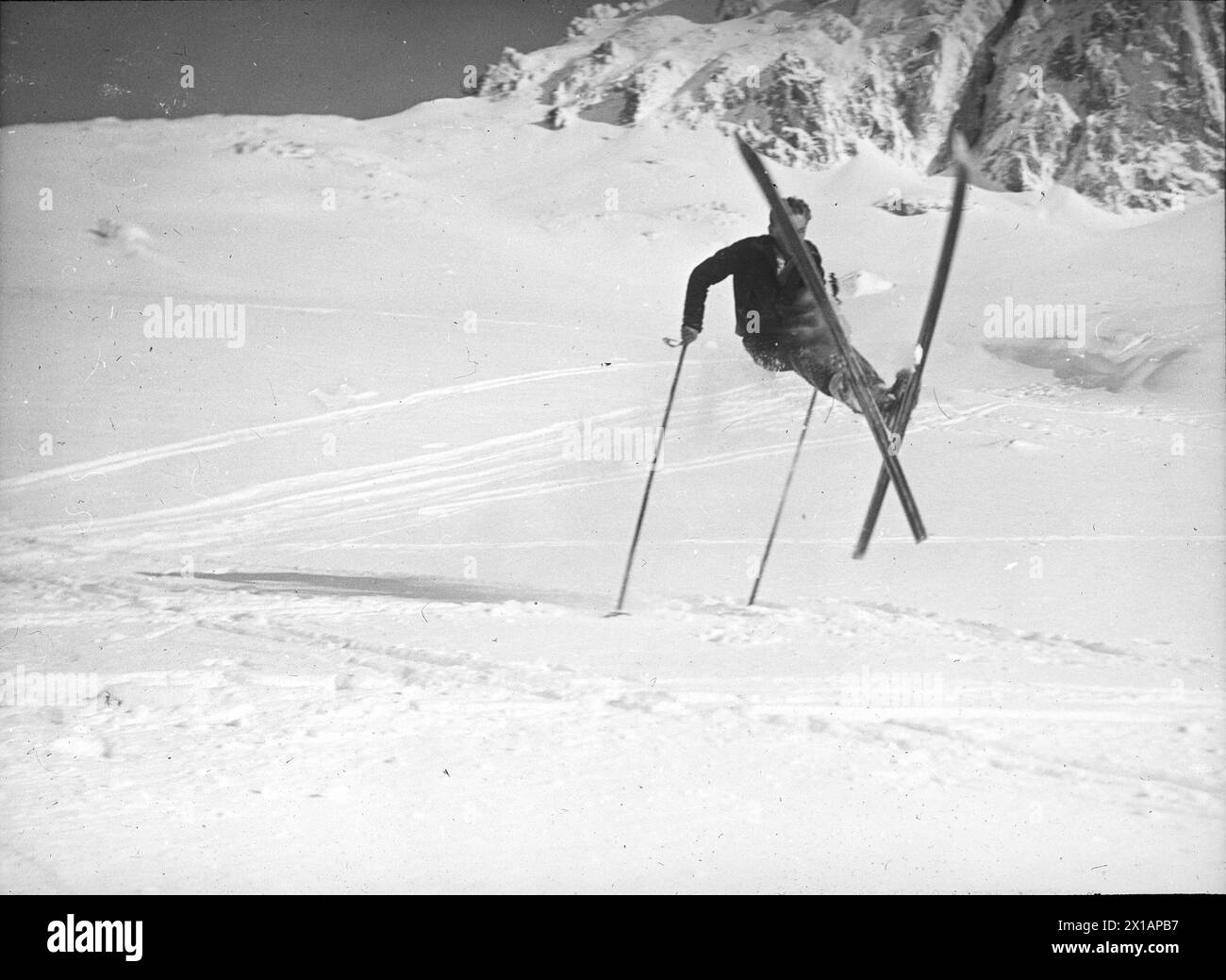 Skieur, adolescent skieur au bondissement acrobatique dans la région de Nassfeld. photographie. Photographie circa 1930., 1930 - 19300101 PD8167 - Rechteinfo : droits gérés (RM) Banque D'Images