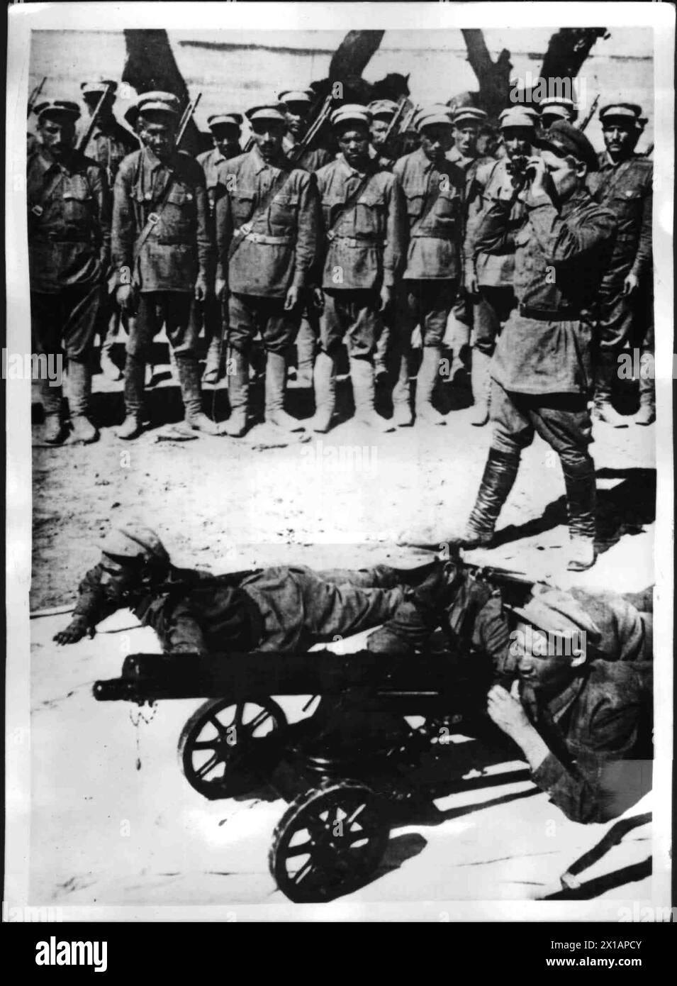 Service militaire, hommes d'un groupe ethnique asiatique intérieur lors d'un exercice sur le terrain, 1930 - 19300101_PD8422 - Rechteinfo : droits gérés (RM) Banque D'Images