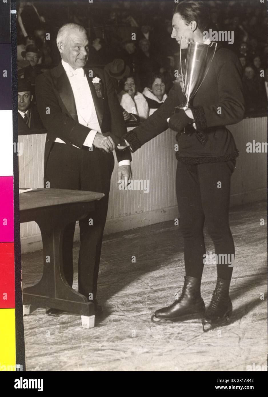 Charles Schaefer dans les gardes de Madison Square, bons vœux à sa victoire au championnat du monde par le président de l'association américaine de patinage artistique, Charles T Church., 1930 - 19300101 PD9680 - Rechteinfo : Rights Managed (RM) Banque D'Images