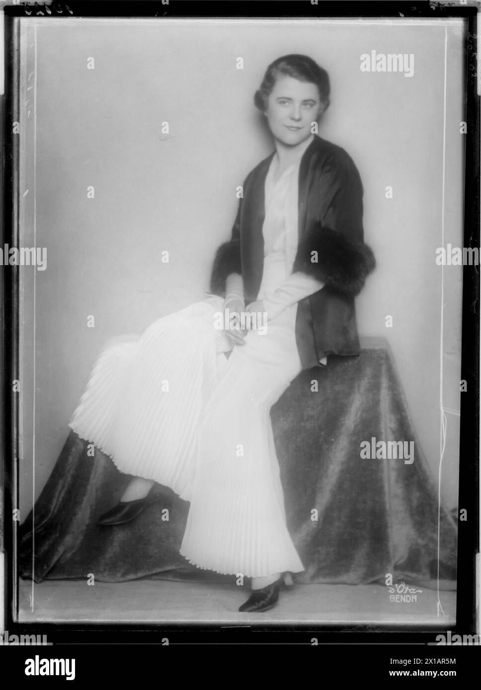 Paula Wessely, comme modèle de 'Reich-Moden' dans une longue robe blanche avec jupe plissée solaire, avec sombre, habillé avec manteau de fourrure., 03.04.1930 - 19300403 PD0008 - Rechteinfo : droits gérés (RM) Banque D'Images