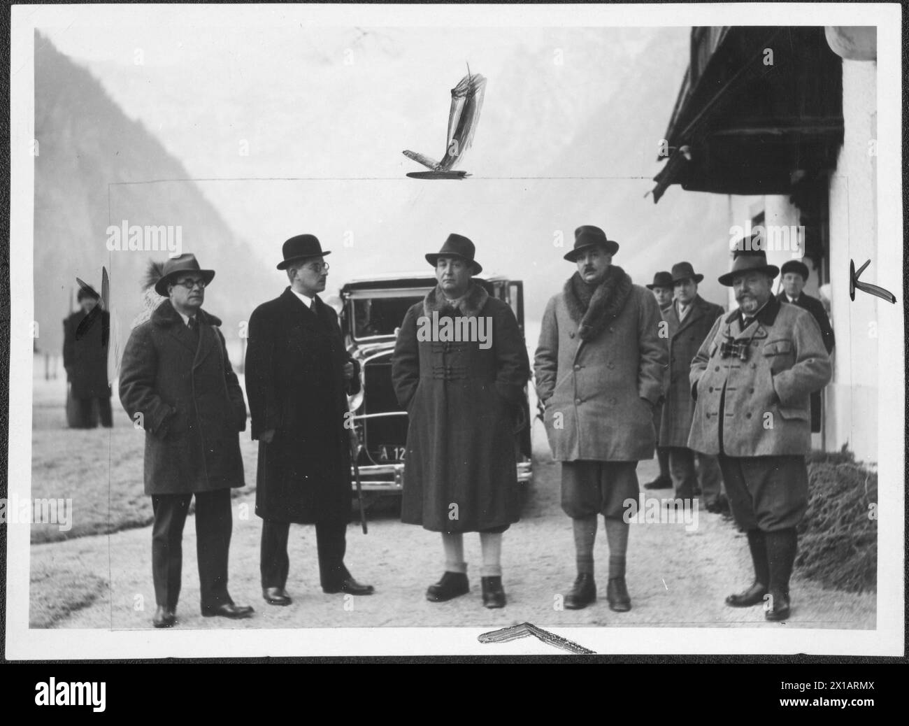 Schuschnigg, Kurt von, photo (figure entière debout, profil droit, avec manteau et melon) en groupe avec Ferdinand Preindl, Fritz Stockinger et Jules de Goemboes sur la Wildalpe en Styrie, dans l'ocisson un séjour de chasse de Goemboes dans ce territoire., 01.11.1934 - 19341101 PD0019 - Rechteinfo : Rights Managed (RM) Banque D'Images