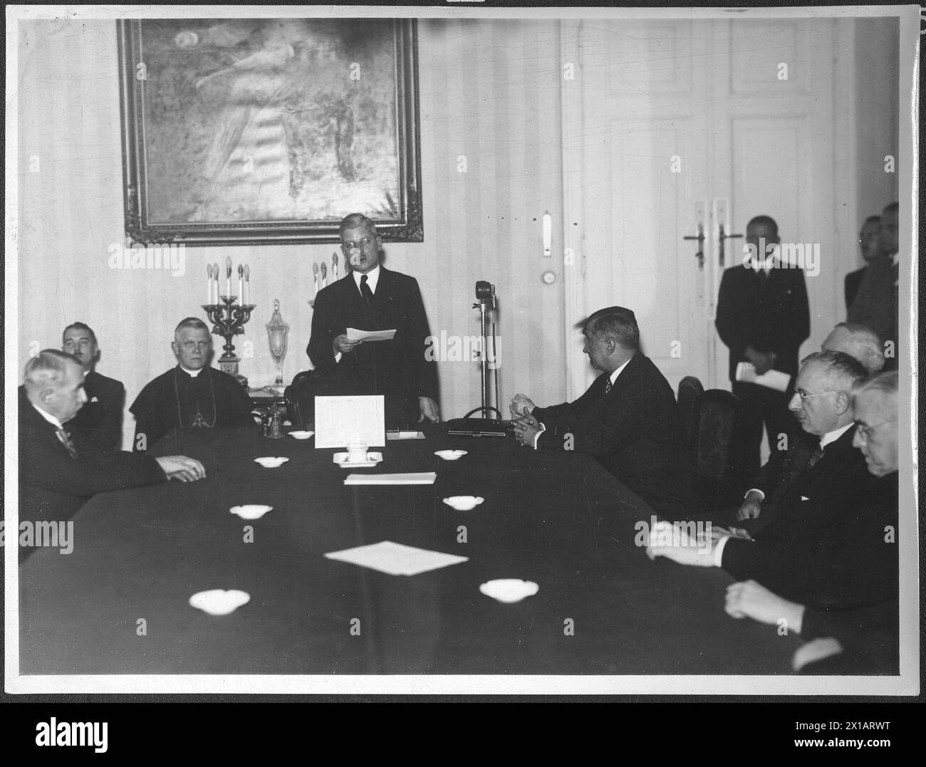 Schuschnigg, Kurt von, première session du comité de secours hivernal en présence du cardinal Innitzer, Fritz Stockinger, de la princesse Fanny Starhemberg et d'autres., 30.10.1935 - 19351030 PD0006 - Rechteinfo : droits gérés (RM) Banque D'Images