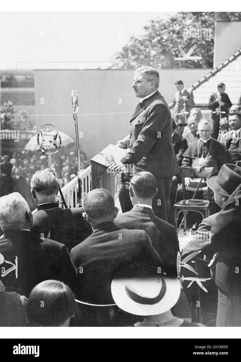 Schuschnigg, Kurt von, photo (hanche vers le bas obstruée au bureau de l'orateur sur la terrasse du toit debout, profil bien à gauche) lors de son discours à l'occasion de l'ouverture du 'Dollfuss-Heimes' à Gaenserndorf. Entre l'auditeur assis Theodor Innitzer (hanche vers le bas occluse, bien-nu en face), 24.05.1936 - 19360524 PD0009 - Rechteinfo : droits gérés (RM) Banque D'Images