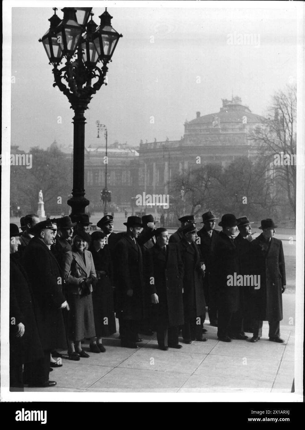 championnat entre villes Berlin - Vienne, Allemands de souche vivant dans le Reich Allemand athlètes à une promenade dans le centre-ville, le Burgtheater (Théâtre National autrichien)., 1936 - 19360101 PD4626 - Rechteinfo : droits gérés (RM) Banque D'Images