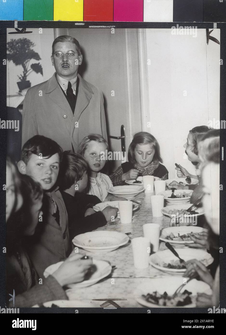 Schuschnigg, Kurt von, photo (debout à mi-longueur, en face) en groupe avec des enfants mangeant à une table de visite à dîner à la frontière de l'organisation d'aide 'Nehmt hungernde Kinder zum Mittagstisch'., 10.04.1937 - 19370410 PD0012 - Rechteinfo : Rights Managed (RM) Banque D'Images
