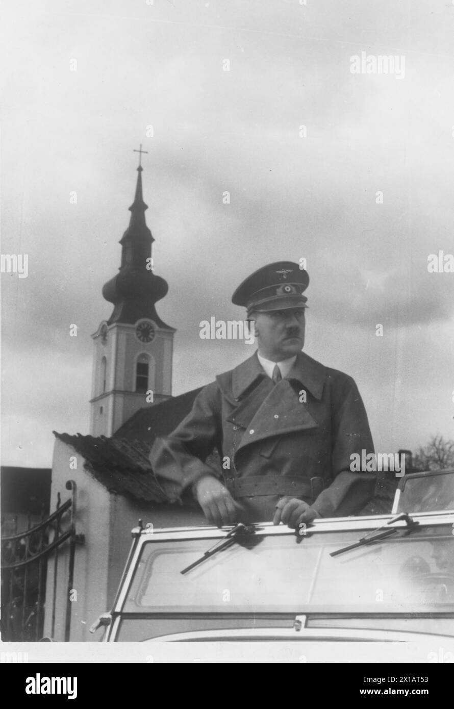 Adolf Hitler dans la voiture ouverte devant l'église paroissiale Leonding, 13.3.1938 - 19380313 PD0040 - Rechteinfo : droits gérés (RM) Banque D'Images