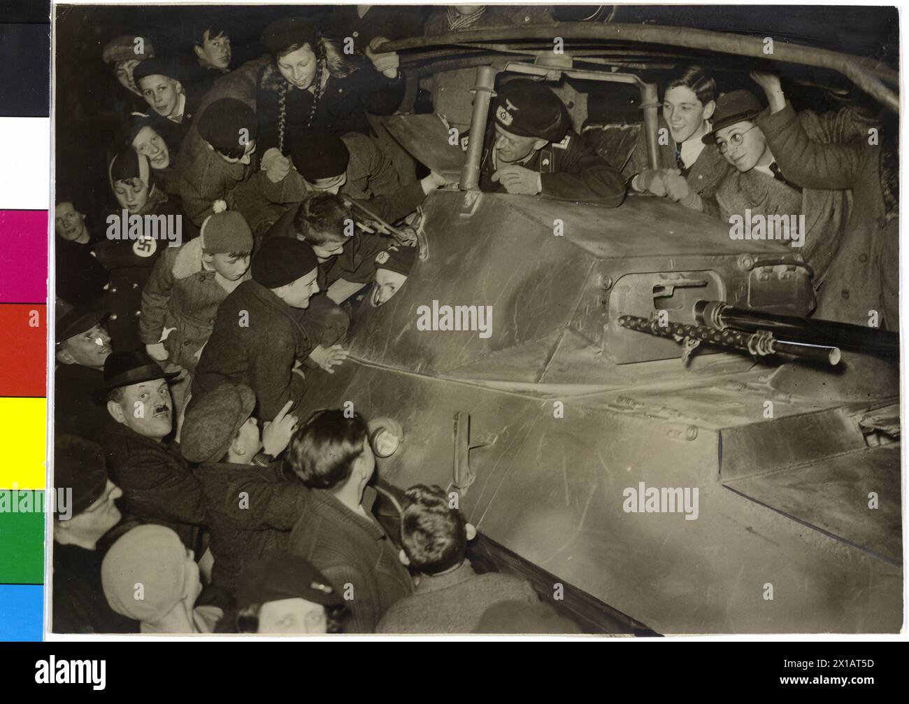 Entrée des troupes de la Wehrmacht allemande à Vienne, une voiture blindée devenant de la viennoise teenyboppers view, 13.3.1938 - 19380313 PD0033 - Rechteinfo : Rights Managed (RM) Banque D'Images