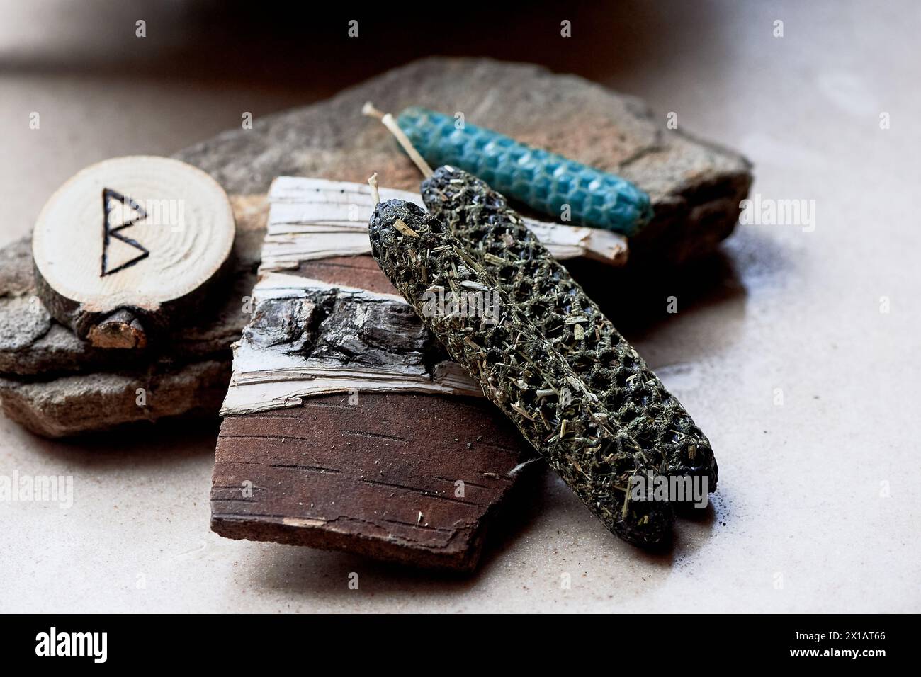 Un morceau de bois sculpté avec la lettre B dans une police artistique, parfait pour les projets d'arts créatifs. Peut être utilisé dans la fabrication de bijoux, nail art, ou comme Uni Banque D'Images