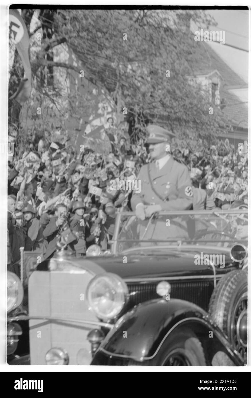 Hitler à Graz, Hitler dans le véhicule debout, 1.4.1938 - 19380401 PD0116 - Rechteinfo : droits gérés (RM) Banque D'Images