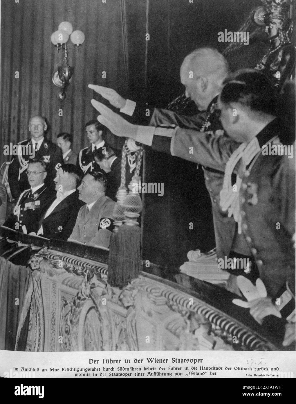 Adolf Hitler dans l'opéra d'État viennois, lors d'une représentation de ''Tiefland'' (photo de couverture des ''Interessanten Blattes'' d'octobre 1938), 01.10.1938 - 19381001 PD0087 - Rechteinfo : droits gérés (RM) Banque D'Images