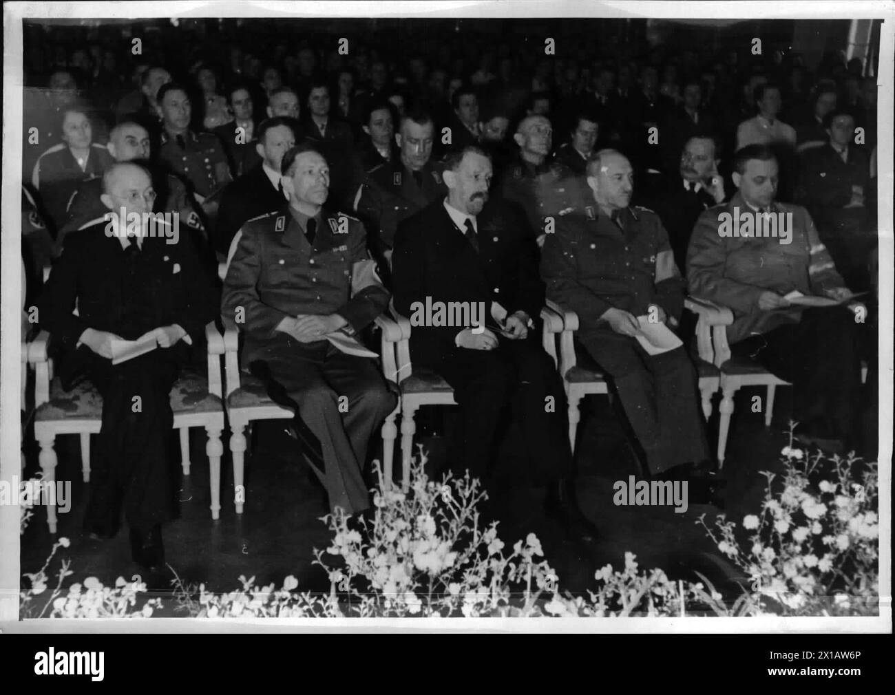 Manifestation du Reichsarbeitsdienst (Service du travail du Reich) à l'université, congrès des femmes chefs de district du Reichsarbeitsdienst (Service du travail du Reich) pour les jeunes femmes, de gauche à droite: Reichsleiter (leader du Reich) Rosenberg, leader du Reichsarbeitsdienst Hierl, Dr Fischer (directeur du Kaiser-Wilhelm-Institut d'anthropologie), Generalarbeitsfuehrer (leader général du travail) Decker et Dr Hoppe, directeur de l'université, 18.1.1941 - 19410118 PD0003 - Rechteinfo : Rights Managed (RM) Banque D'Images