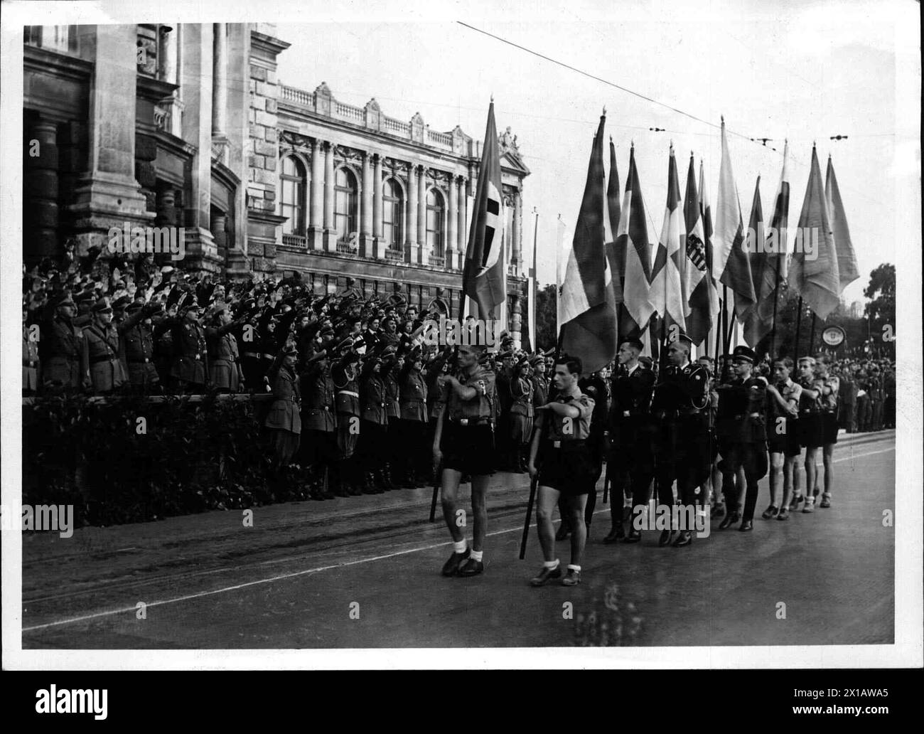 Fondation de l'organisation européenne de jeunesse à Vienne, la marche-passé du bloc de drapeau à l'invité d'honneur devant le Burgtheater (Théâtre national autrichien), 14.9.1942 - 19420914 PD0023 - Rechteinfo : droits gérés (RM) Banque D'Images