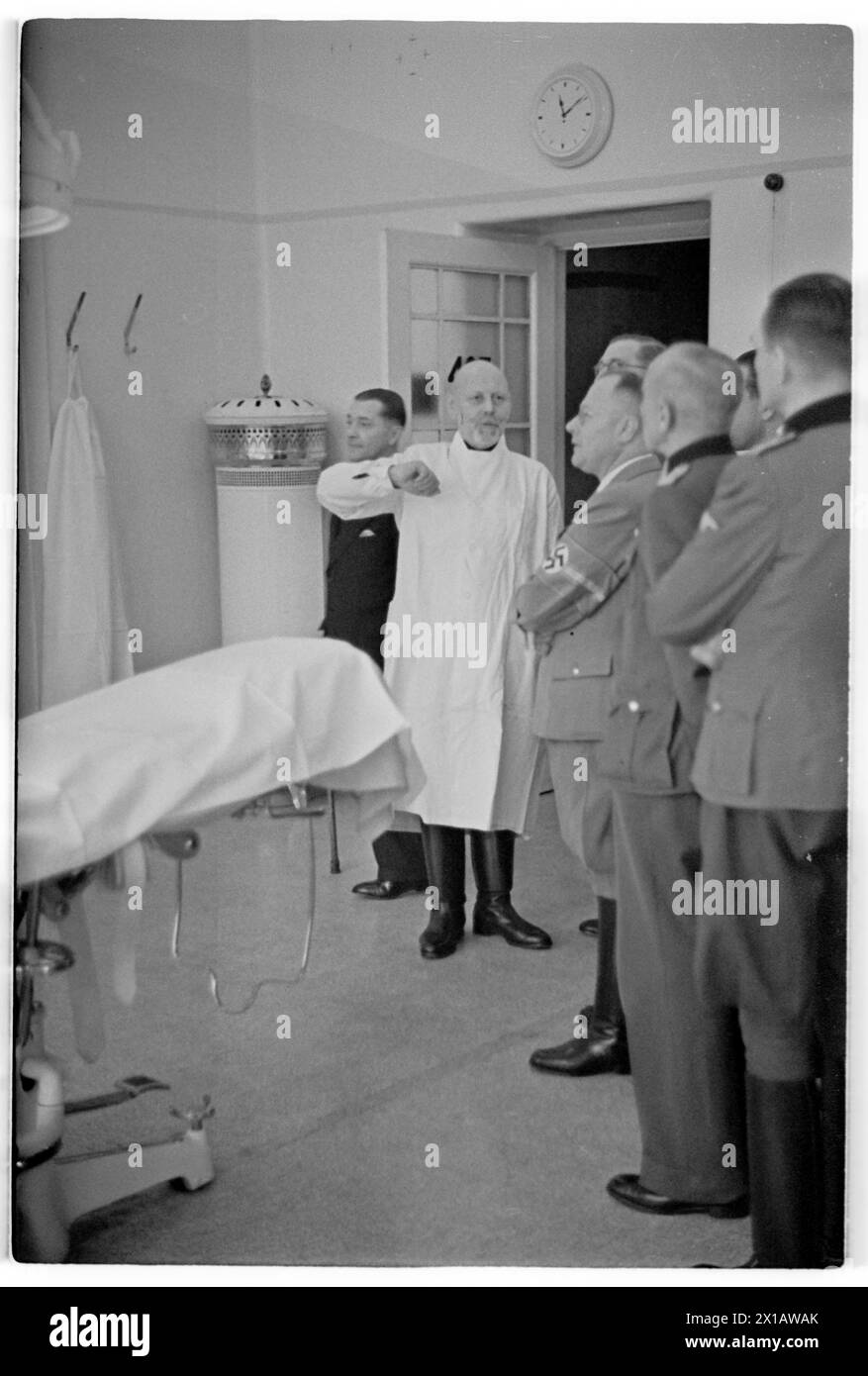 Hôpital d'urgence, Lawrence Boehler guide invité à travers la salle de traitement., 18.12.1942 - 19421218 PD0003 - Rechteinfo : droits gérés (RM) Banque D'Images