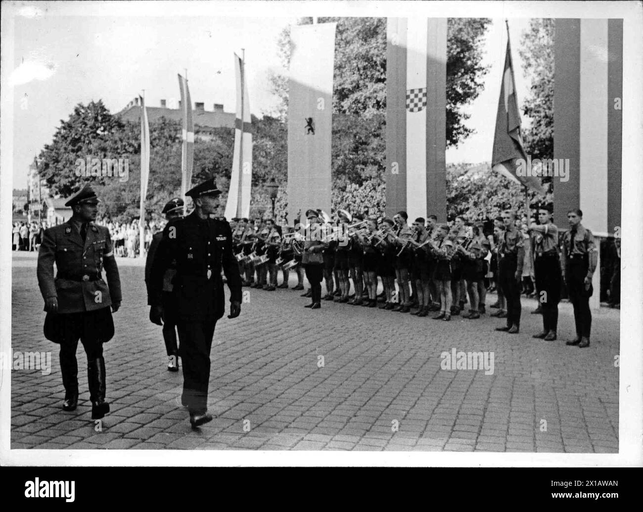 Fondation de l'organisation européenne de la jeunesse à Vienne, le Jugendfuehrer espagnol José Antonio Elola-Oleasa marchant en escorte du leader de la jeunesse du Reich Axmann après son arrivée du front de la garde d'honneur rapportée de la jeunesse hitlérienne ex, 13.9.1942 - 19420913 PD0018 - Rechteinfo: droits gérés (DG) Banque D'Images