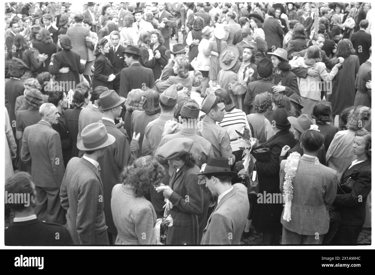 Le premier américain, danse dans la rue, 1945 - 19450101 PD8316 - Rechteinfo : droits gérés (RM) Banque D'Images