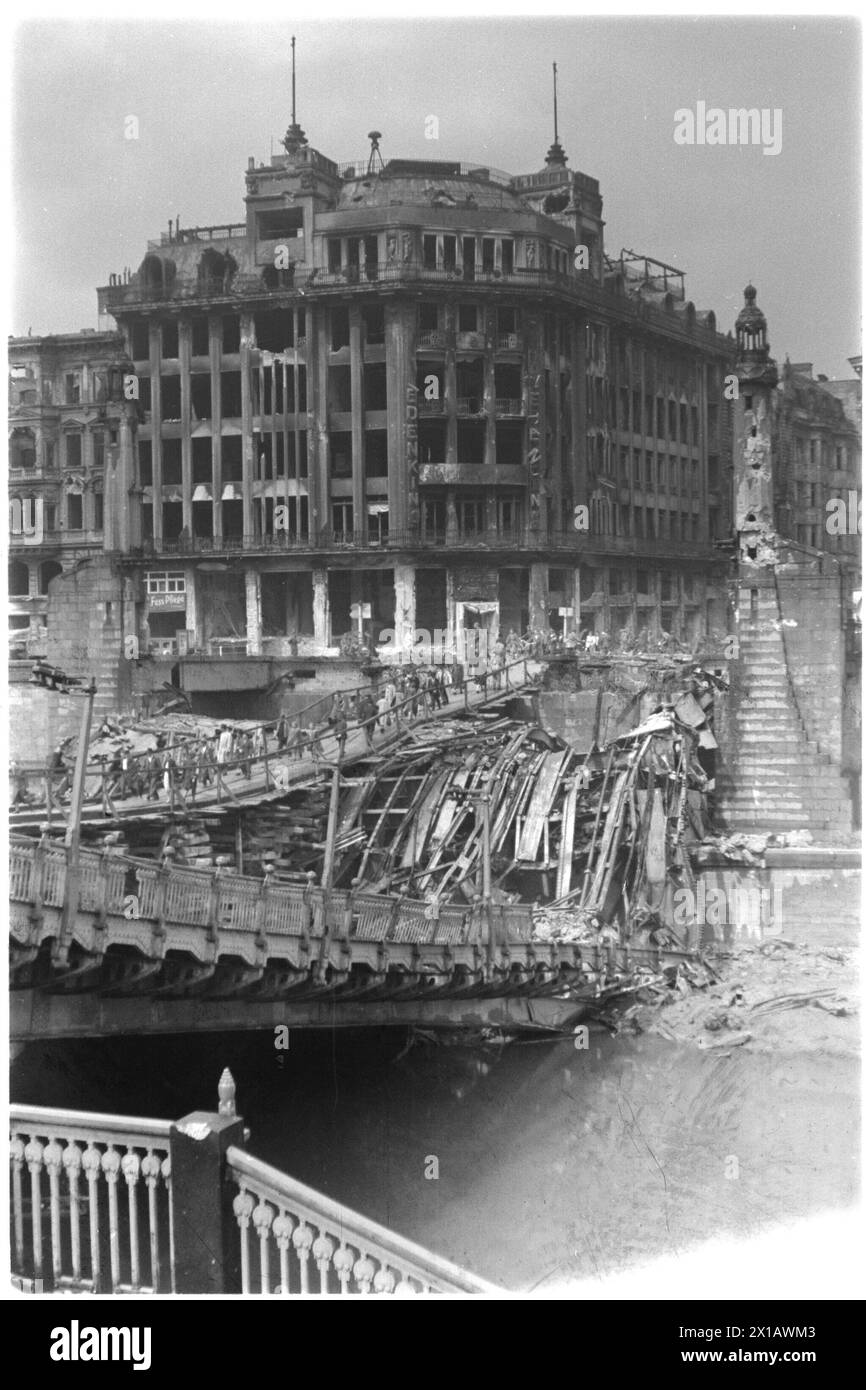 Pont de fortune sur le canal du Danube, en arrière-plan le grand Dianabad endommagé, 1945 - 19450101 PD8531 - Rechteinfo : Rights Managed (RM) Banque D'Images