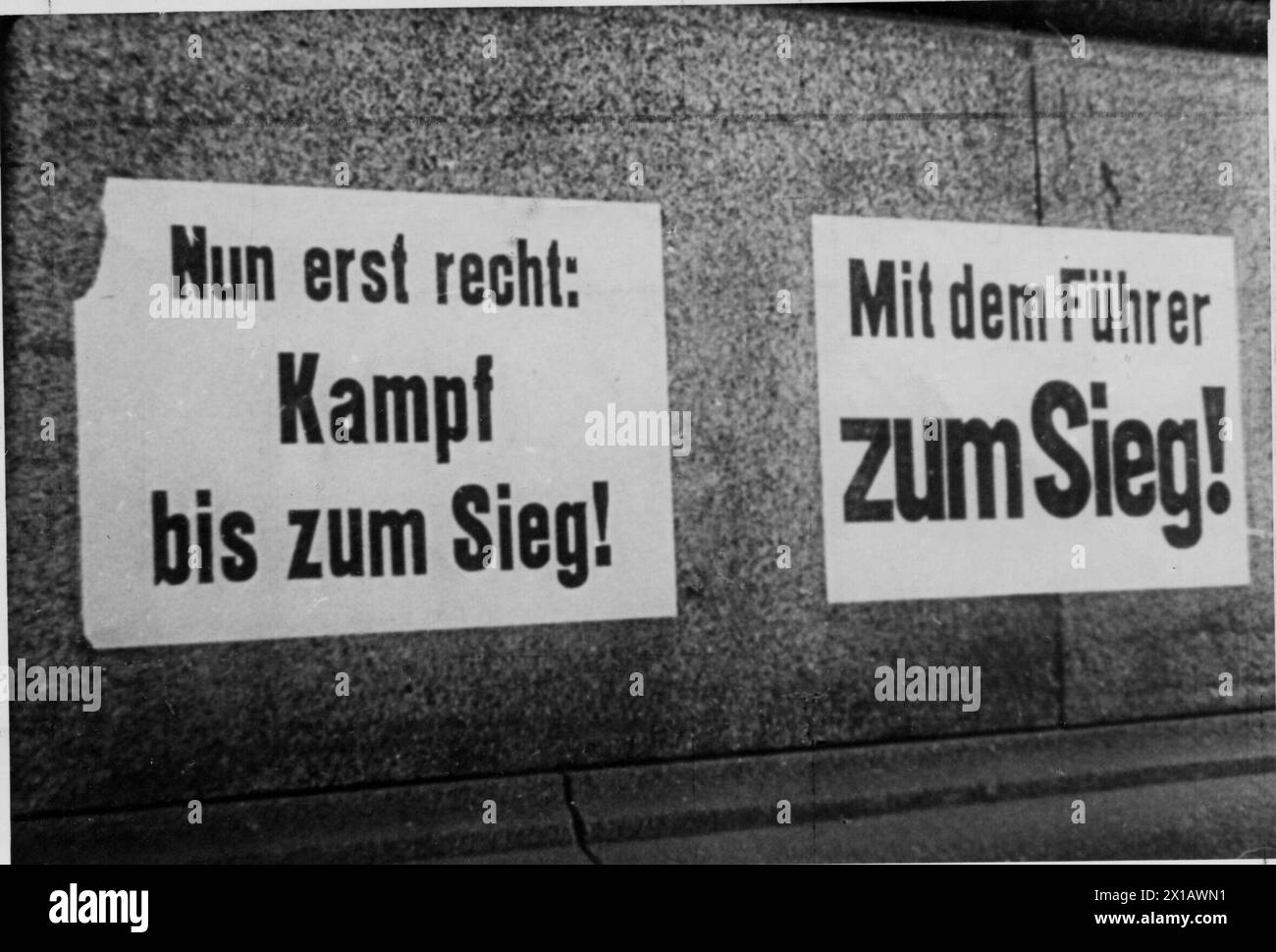 Passé Durchhalteparolen à Vienne en avril 1945, ''Nun erst recht : lutte jusqu'au SIEG! Avec le fouiller au SIEG!'', 01.4.1945 - 19450401 PD0093 - Rechteinfo : droits gérés (RM) Banque D'Images
