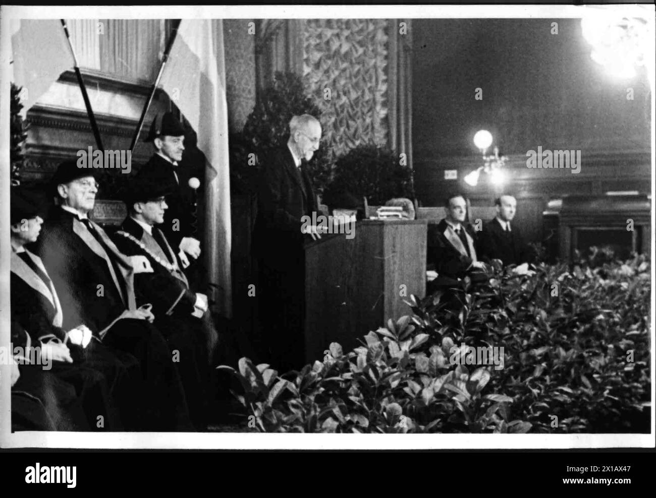 Honneur par l'université technique, vice-maire John Mortar, du titre 'Ehrenbuerger der Technischen Hochschule' distribuer a été, à de son discours d'acceptation à la mairie de Vienne., 13.11.1945 - 19451113 PD0006 - Rechteinfo : droits gérés (RM) Banque D'Images