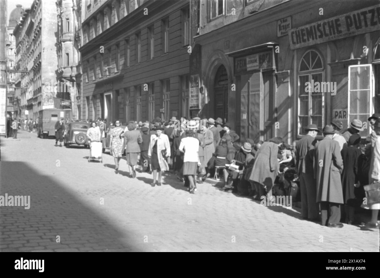 Attente autour du timbre alimentaire, dans la Krugerstrasse (rue Kruger) (Vienne 1), 1946 - 19460101 PD1717 - Rechteinfo : droits gérés (RM) Banque D'Images