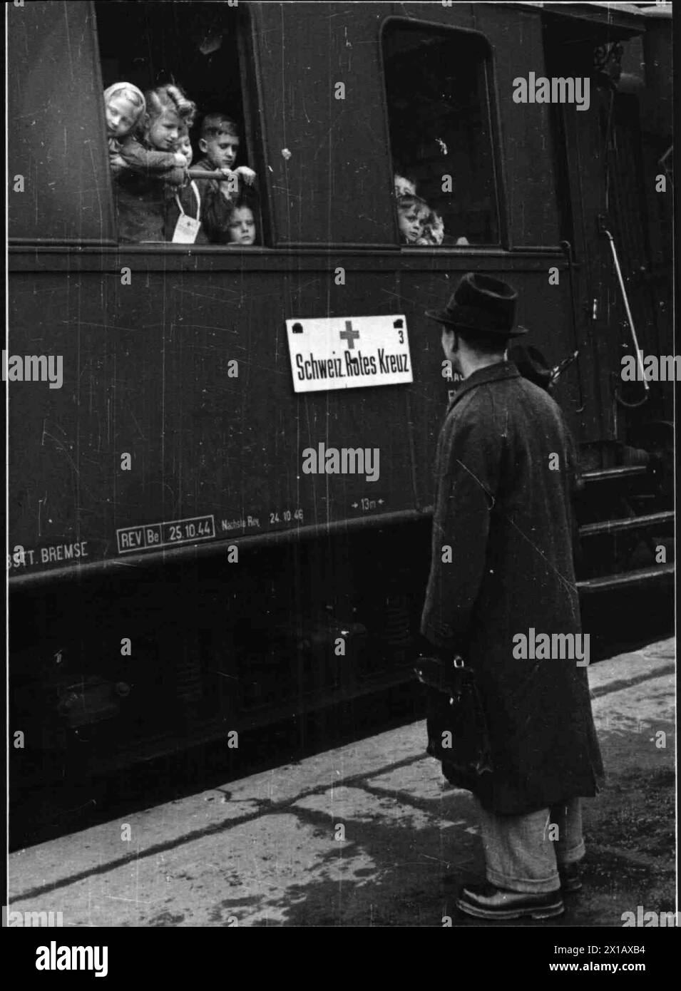 Les enfants autrichiens voyagent en Suisse, action de secours la Croix rouge suisse pour les enfants après la 2ème guerre mondiale, 4.3.1946 - 19460304 PD0013 - Rechteinfo : Rights Managed (RM) Banque D'Images