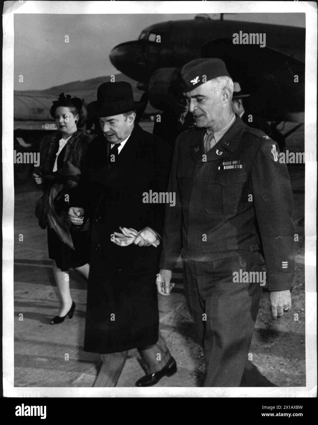 Jackson en Autriche, le juge Robert Jackson, procureur principal dans le procès de Nuremberg à son arrivée à l'aérodrome de Tulln. En arrière-plan Jackson secrétaire, imagerie par résonance magnétique. Douglas, à côté de Jackson premier ministre David page McLean, Judge Advocate USFA, 14.04.1946 - 19460414 PD0004 - Rechteinfo : Rights Managed (RM) Banque D'Images