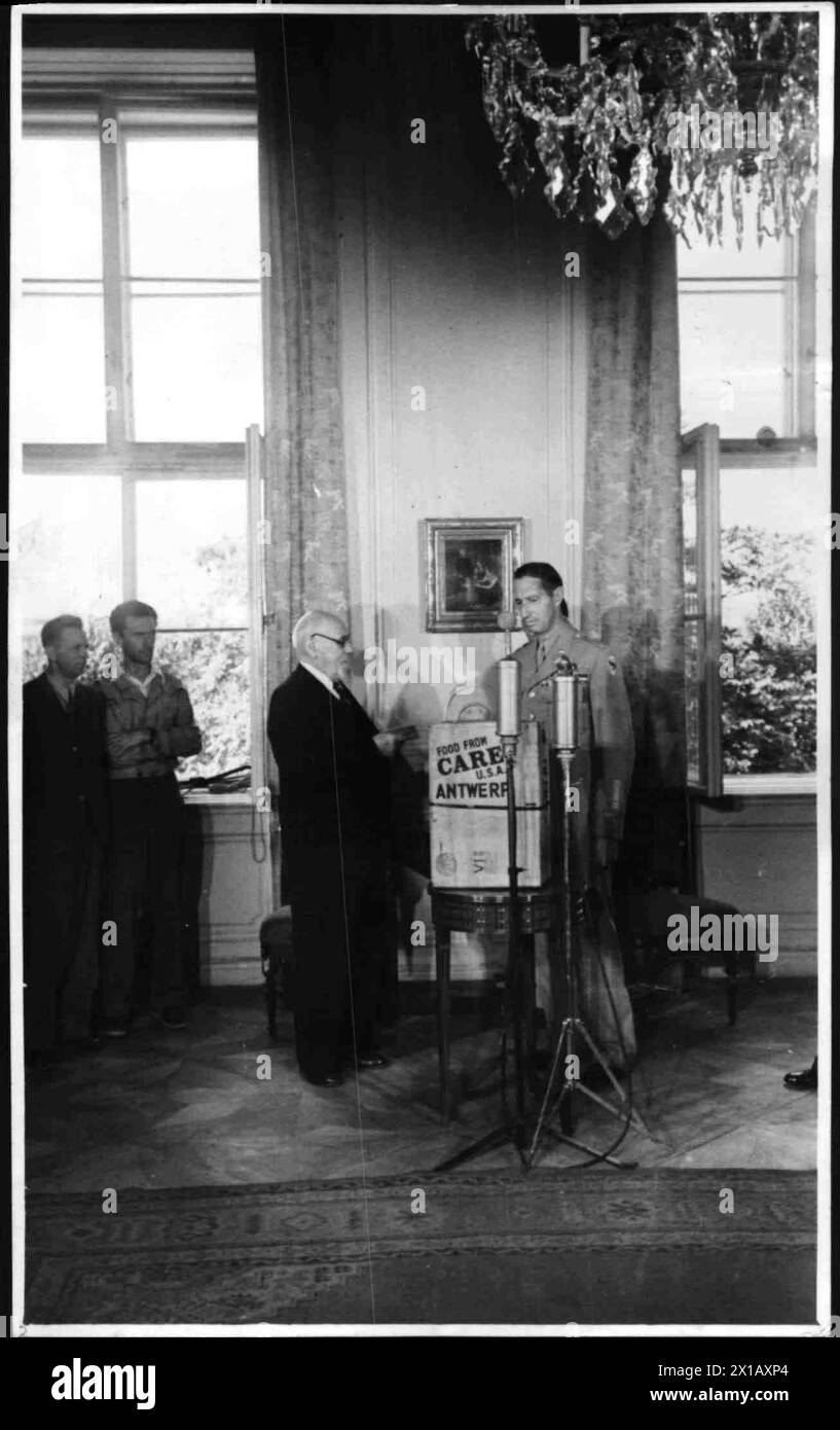 Le président fédéral Racer Maintain CARE Package, le général Mark Clark a présenté le président fédéral Racer 10 CARE Package, l'abonnement personnel du président américain Truman Ware. Le président fédéral vous guide à des personnes avec beaucoup d'enfants famille, 25.07.1946 - 19460725 PD0004 - Rechteinfo : droits gérés (RM) Banque D'Images